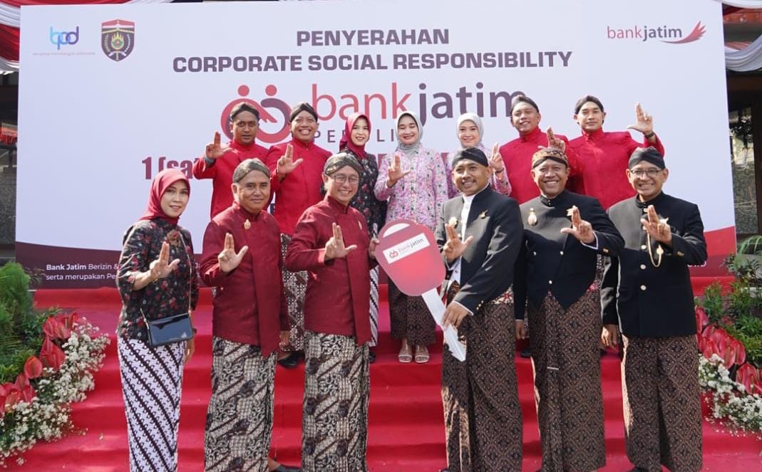 Bank Jatim Serahkan Bantuan CSR kepada Pemkab Ngawi pada HUT Ngawi ke-666